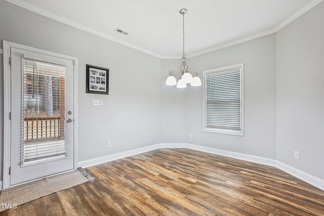 empty room with ornamental molding, dark hardwood / wood-style floors, and a notable chandelier