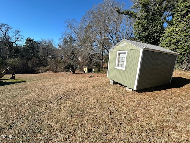 view of yard with a shed