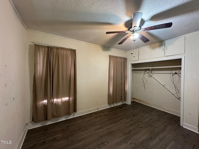 unfurnished bedroom with ceiling fan, dark wood-type flooring, a textured ceiling, and a closet