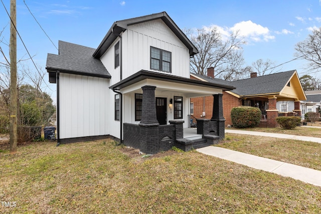 view of front of property featuring a front yard and covered porch