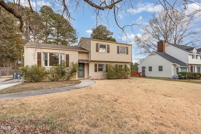 view of front facade featuring a front yard