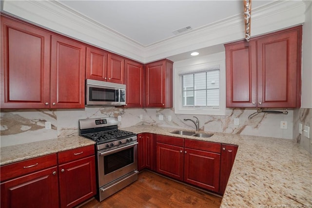 kitchen with visible vents, dark wood-style floors, appliances with stainless steel finishes, dark brown cabinets, and a sink