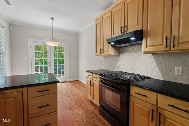 kitchen with under cabinet range hood, black range with gas cooktop, ornamental molding, and tasteful backsplash