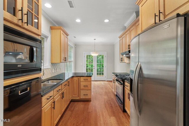 kitchen with visible vents, crown molding, tasteful backsplash, wood finished floors, and black appliances