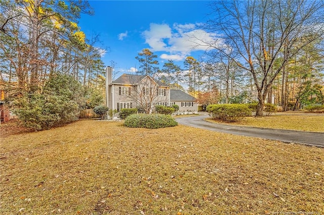 view of front of home featuring a front yard