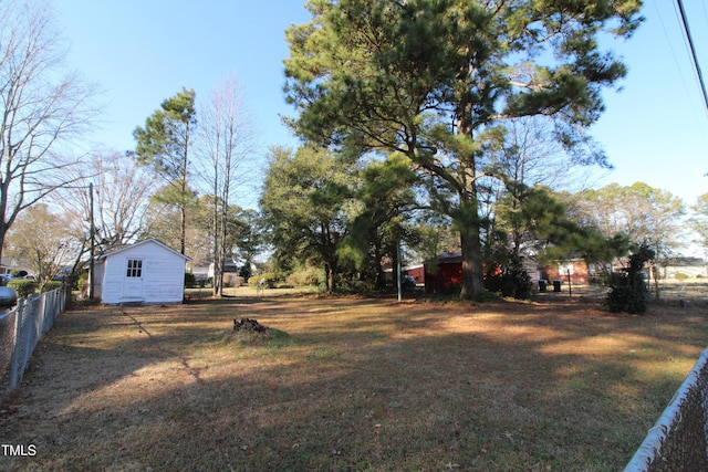 view of yard featuring an outbuilding