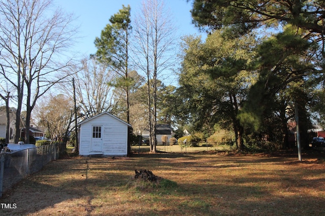 view of yard featuring a storage shed