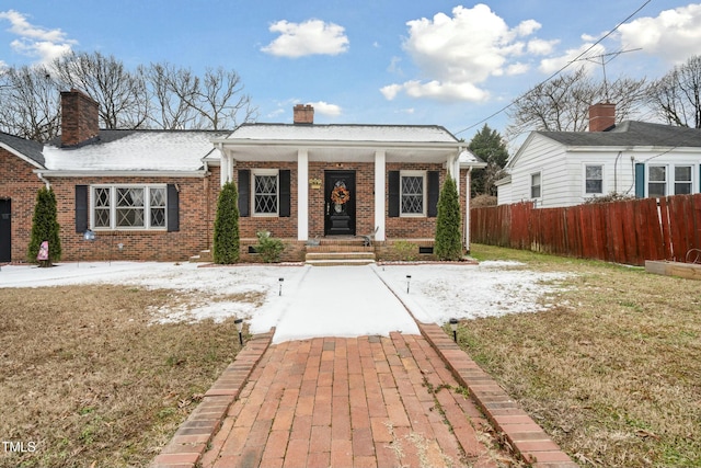 view of front facade featuring a front lawn