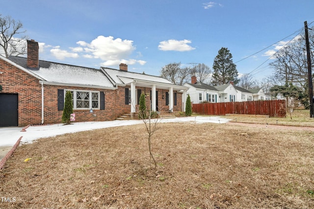 view of front of house featuring a front lawn