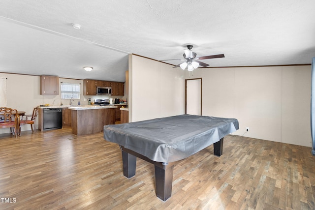 rec room with billiards, sink, a textured ceiling, light wood-type flooring, and ceiling fan