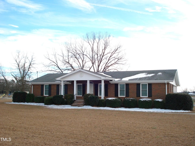 view of front of property featuring a front lawn