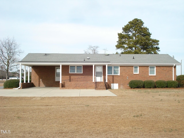 ranch-style house featuring a front lawn