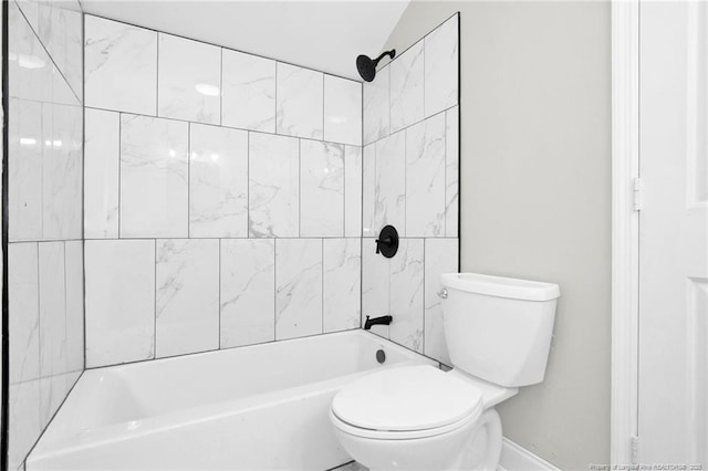 bathroom with tiled shower / bath and toilet