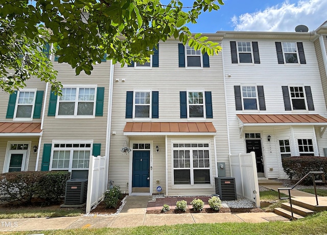 townhome / multi-family property featuring cooling unit