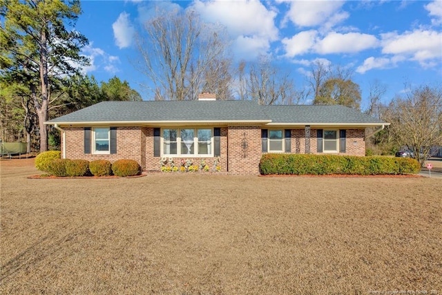 ranch-style house featuring a front lawn