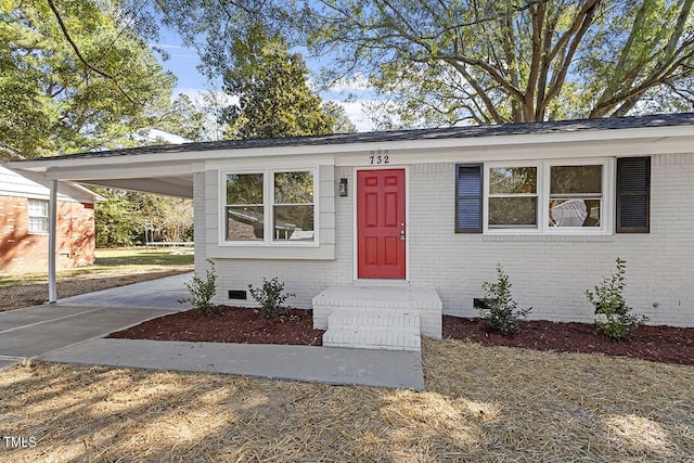 view of front facade featuring a carport