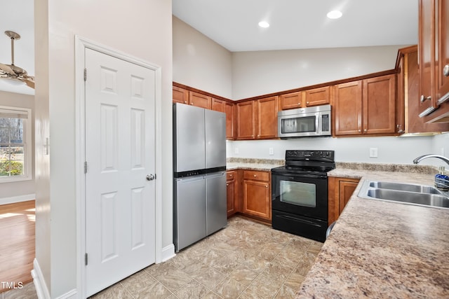 kitchen featuring stainless steel appliances, ceiling fan, sink, and high vaulted ceiling