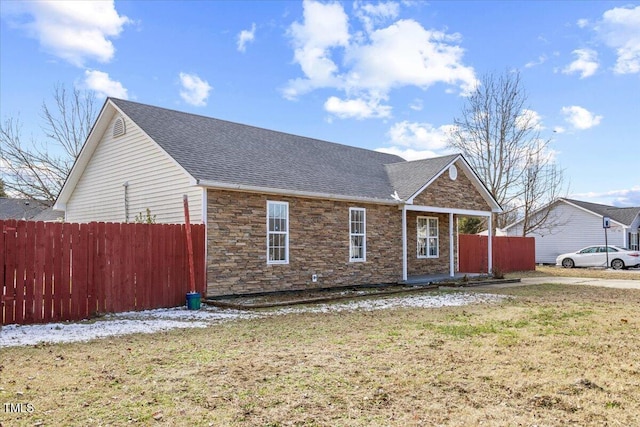 view of front of property featuring a front lawn