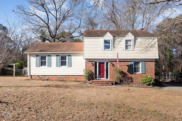 view of front of house featuring a front lawn