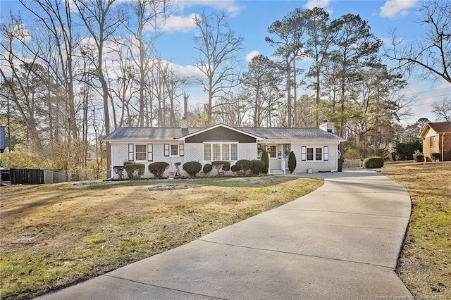 ranch-style house featuring a front yard