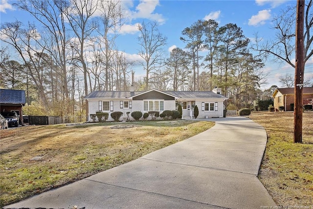 ranch-style house featuring a front yard