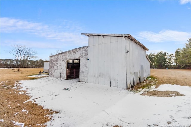 exterior space featuring an outbuilding