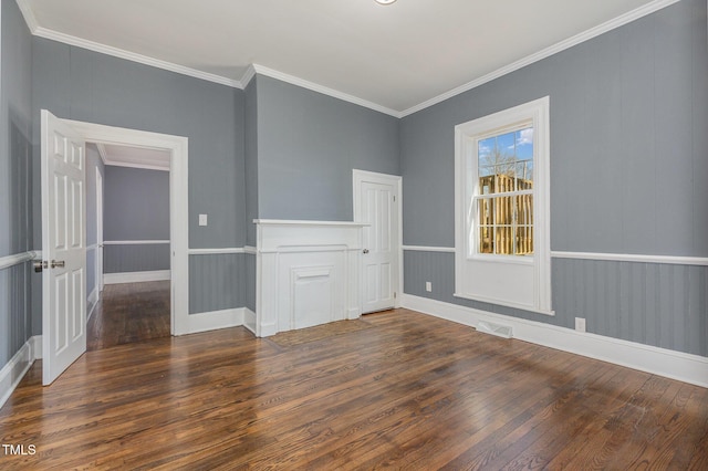 spare room featuring dark wood-style floors, visible vents, and crown molding