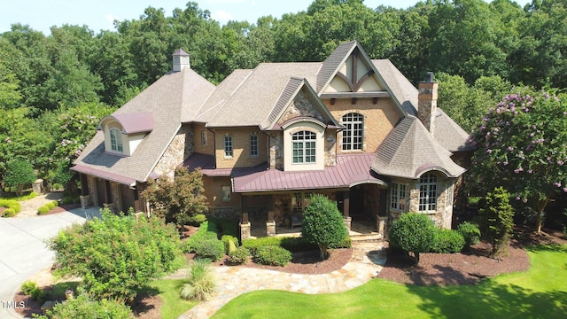 view of front facade featuring a porch and a front lawn