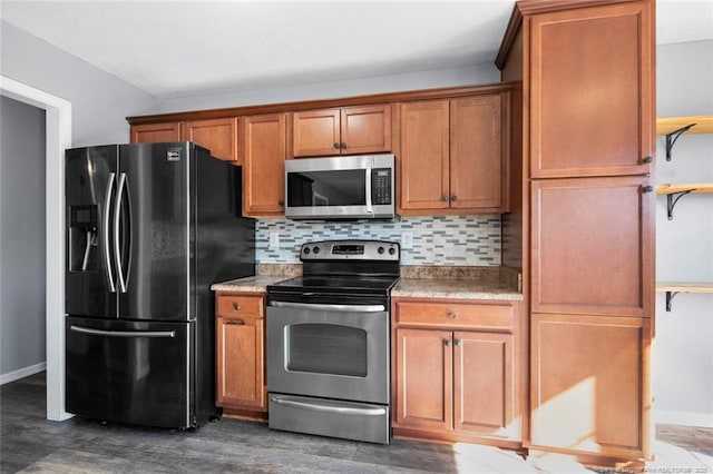 kitchen with stainless steel appliances, dark hardwood / wood-style floors, and decorative backsplash