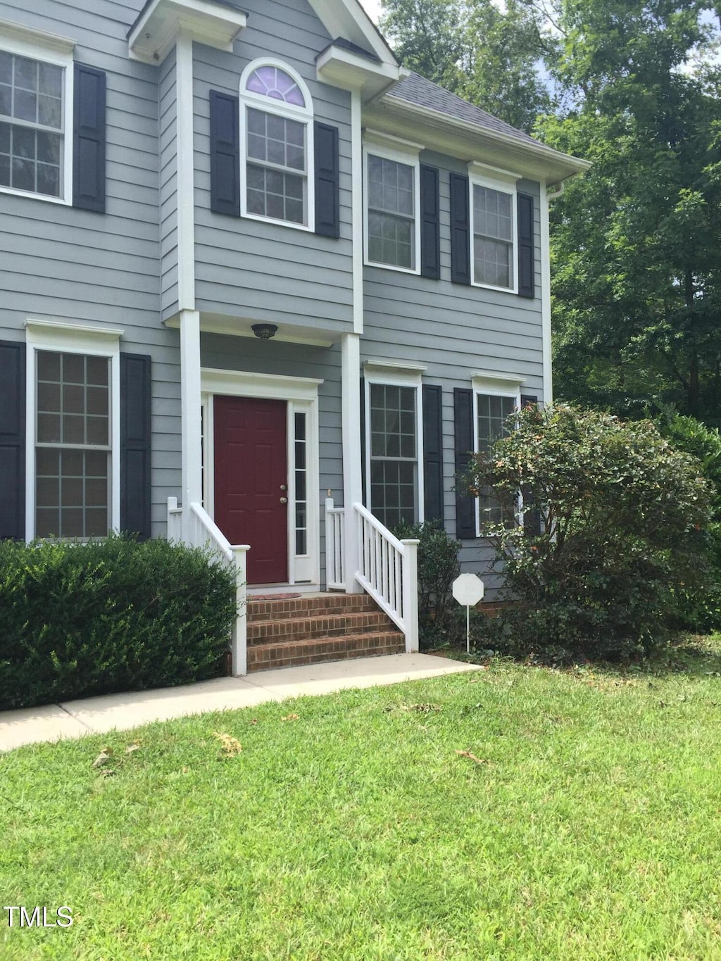 view of front facade featuring a front yard