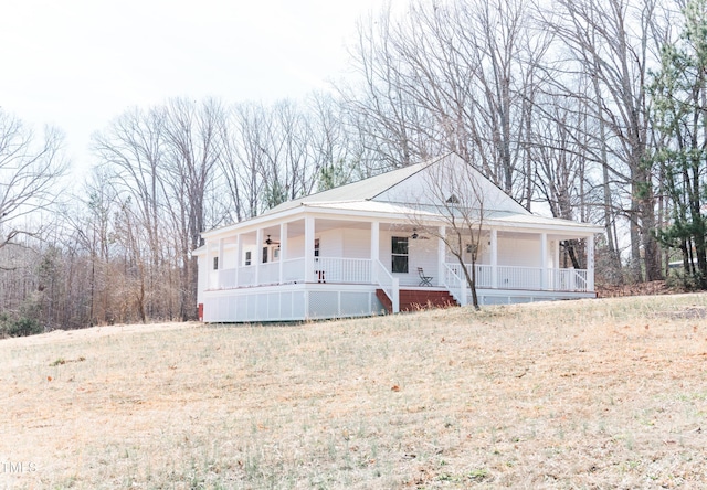 view of front of property featuring a front yard and covered porch