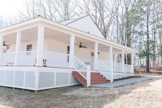 view of front facade featuring ceiling fan and a porch