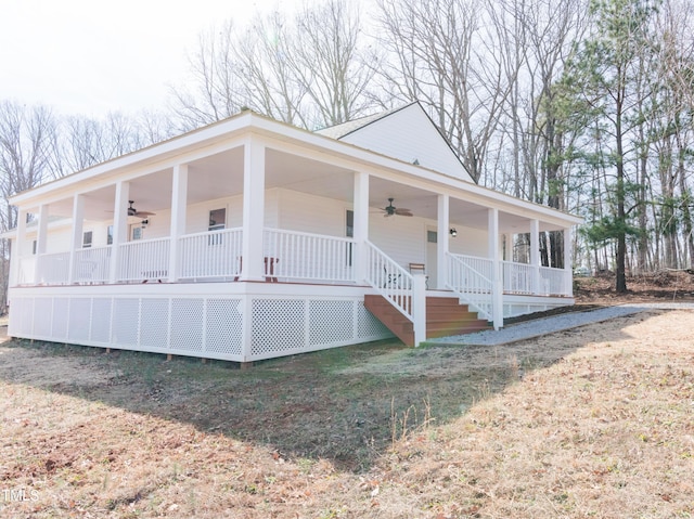 view of front facade with ceiling fan, a porch, and a front yard