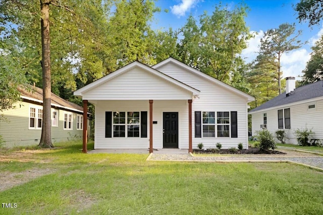 view of front of home featuring a front lawn