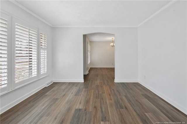 unfurnished room with dark wood-type flooring, ornamental molding, and a chandelier