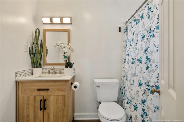 bathroom with tasteful backsplash, vanity, toilet, and a shower with shower curtain