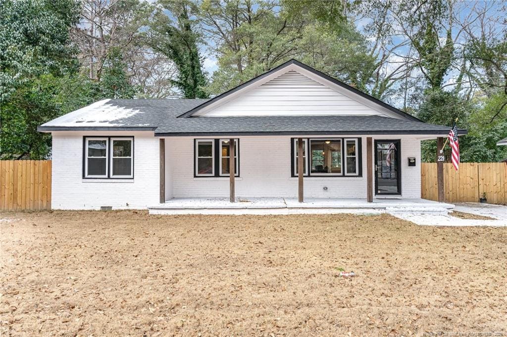 view of front of house with a front lawn