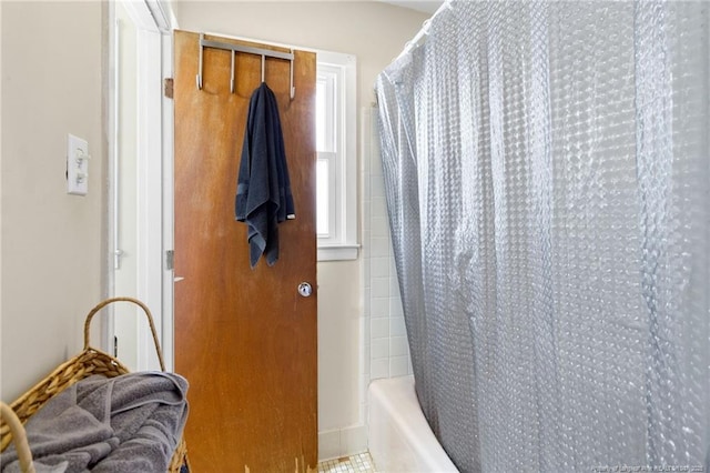 bathroom featuring shower / bath combo with shower curtain