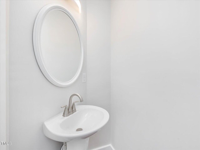 bathroom featuring sink