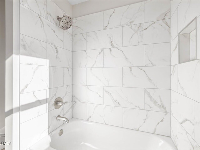 bathroom with tiled shower / bath