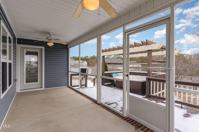 sunroom with ceiling fan