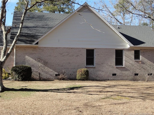 view of side of property featuring a yard