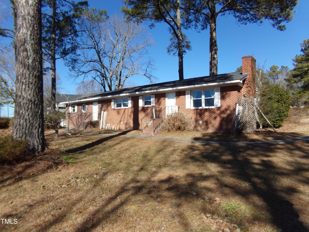 view of front of home with a front lawn