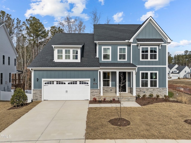 craftsman inspired home featuring a front yard