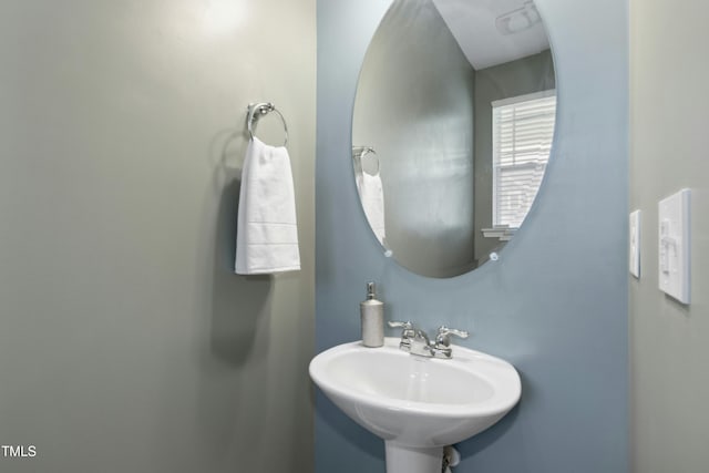 bathroom featuring sink