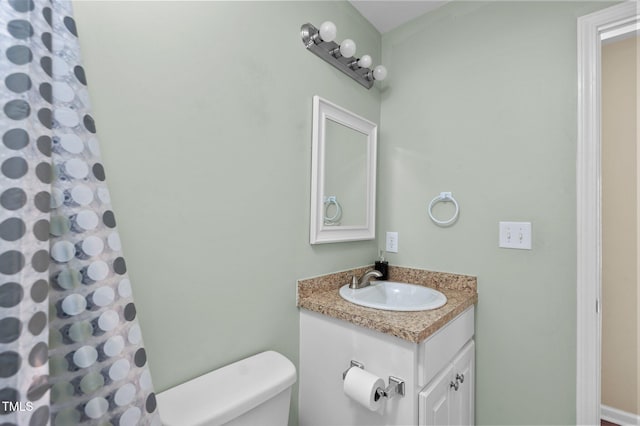 bathroom with a shower with curtain, vanity, and toilet