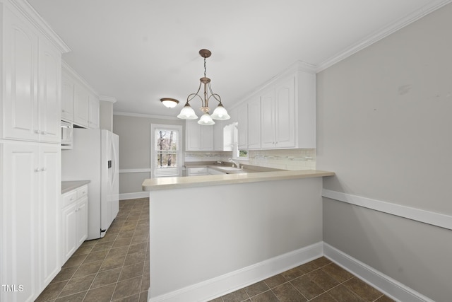 kitchen with sink, decorative light fixtures, kitchen peninsula, and white cabinets