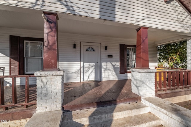 property entrance featuring a porch