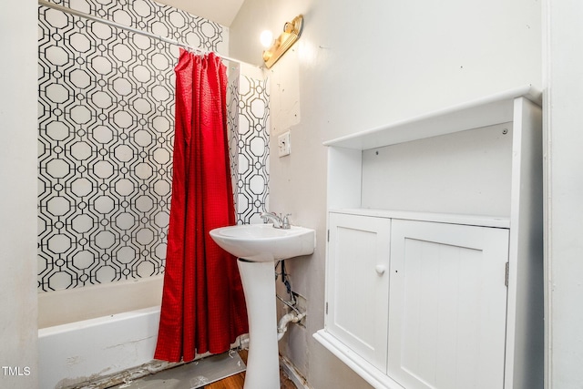 bathroom featuring sink and shower / bath combo