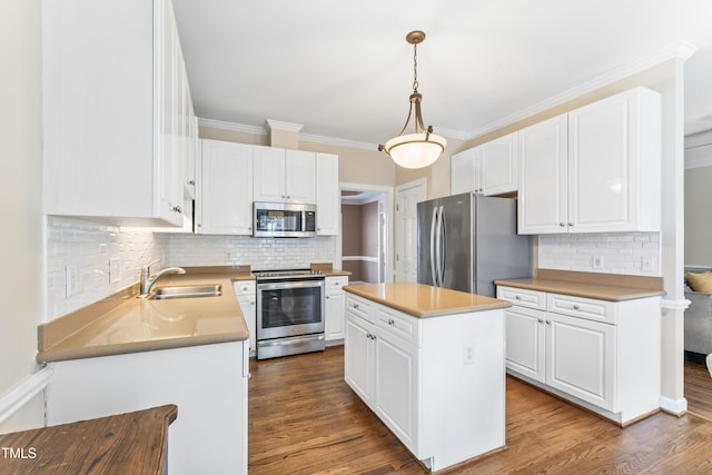 kitchen featuring a sink, stainless steel appliances, dark wood-style floors, and white cabinets